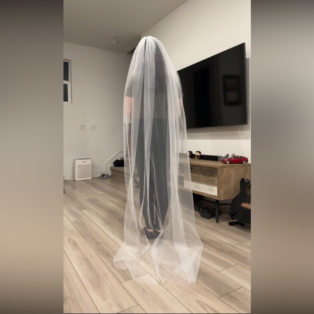 Elegant Cathedral White Bridal Veil - Picture 2 of 4